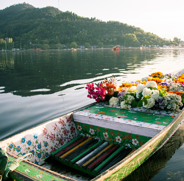 Boat boat carrying Flower Bouquet