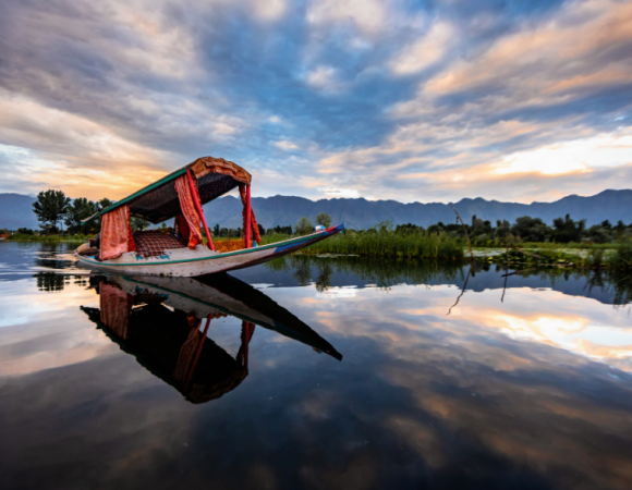 Dal Lake in Kashmir: A Captivating Blend of Beauty and Heritage